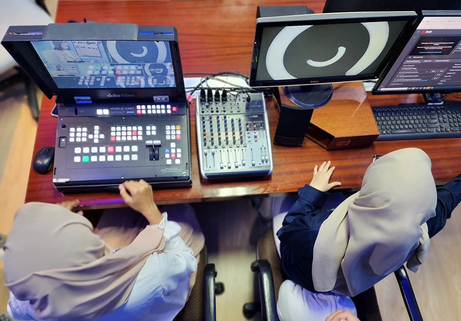 Operator di depan monitor