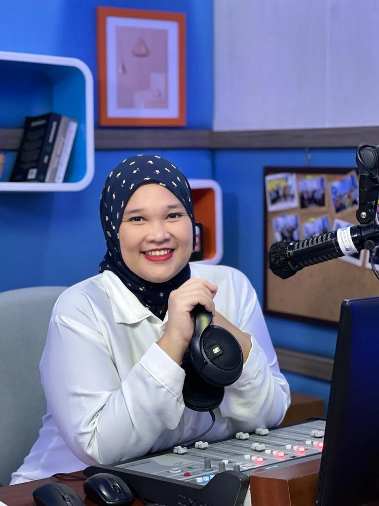 Operator mendengarkan siaran